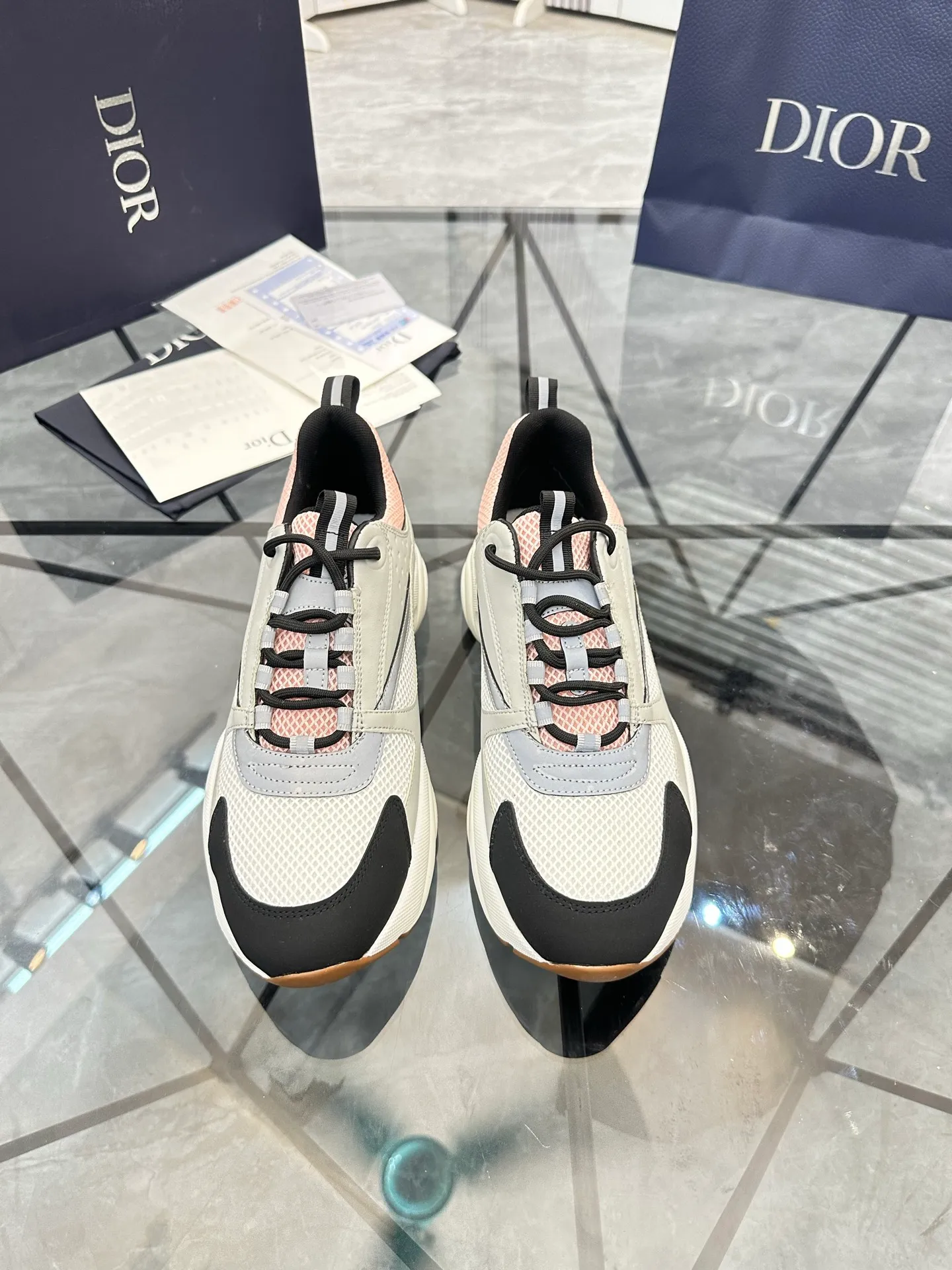Men's shoes: 💰P460¥ Ready in Guangzhou, fully packaged Product trademark: Dior* "Dior*" low-top casual shoes Regular size: 38-46 (can be customized to 47) B22 Product materials: imported cowhide leather upper spliced ​​with original fabric, breathable lining, original outsole. Number: 920